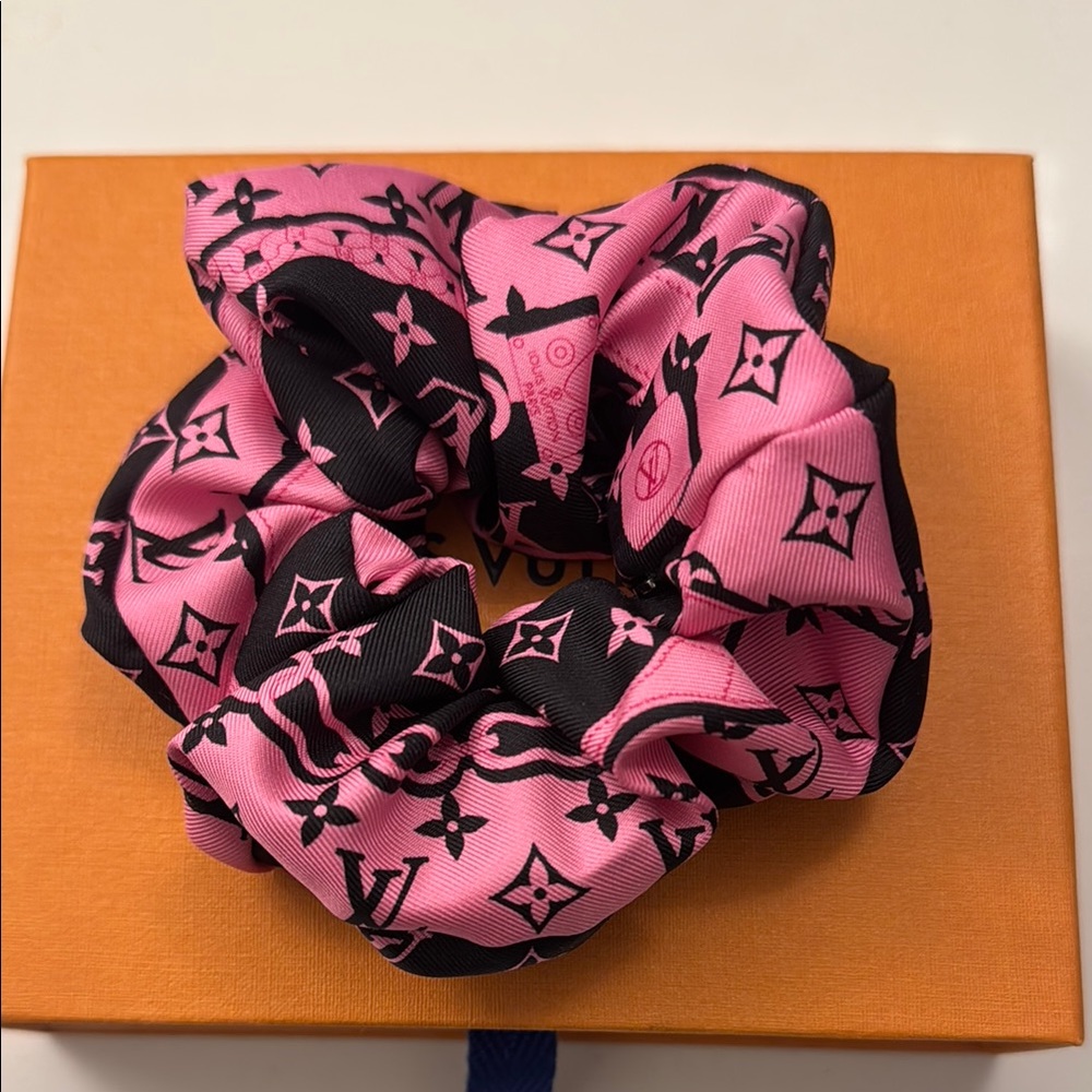 Louis Vuitton Pink and Black Scrunchie - Picture 2 of 3